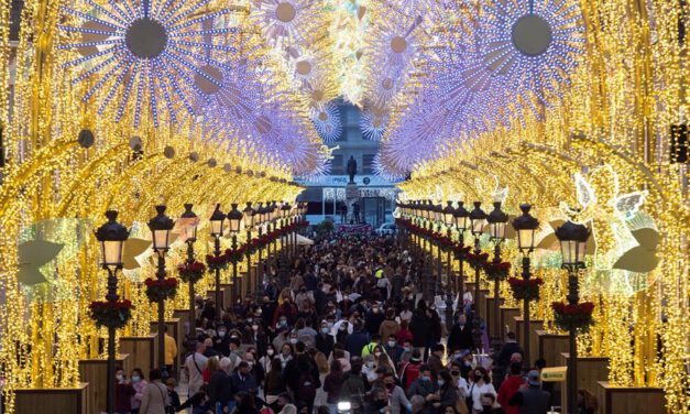 Las capitales andaluzas se iluminan antes del puente de diciembre pese a las restricciones