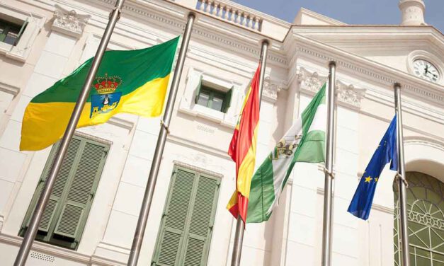 Los colores de El Puerto y la bandera "sin papeles"