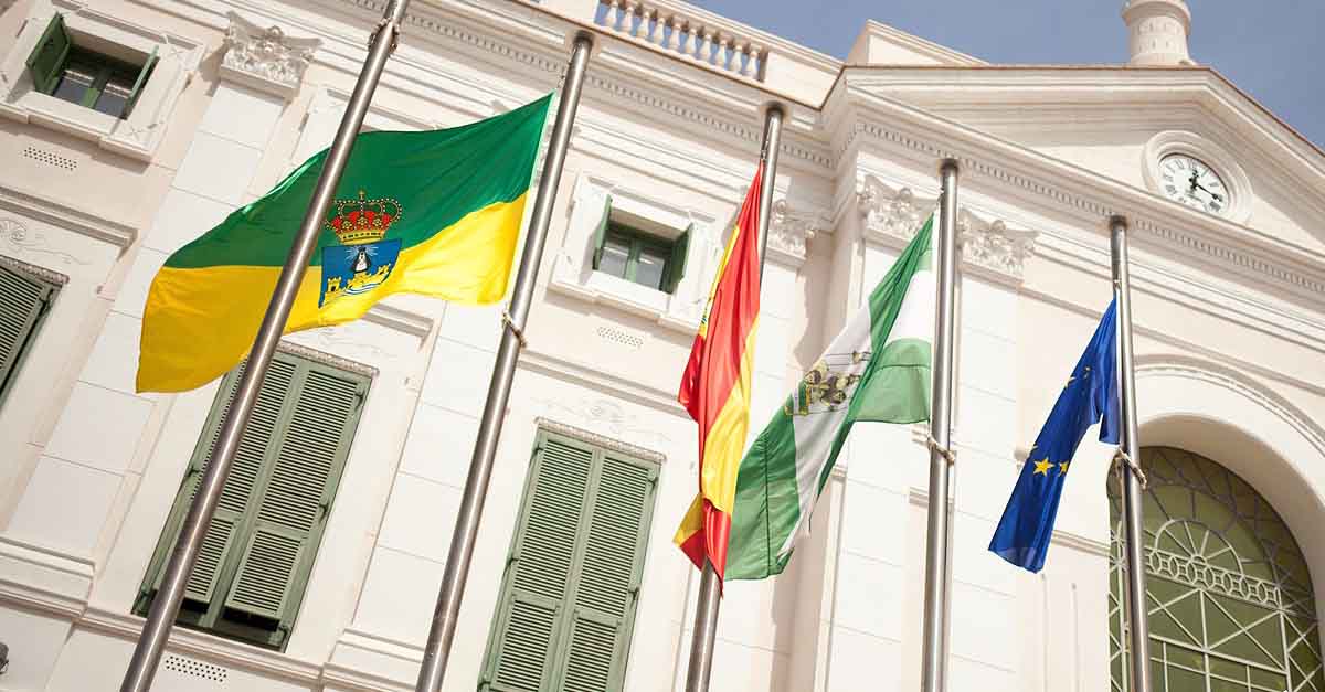 Los colores de El Puerto y la bandera "sin papeles"