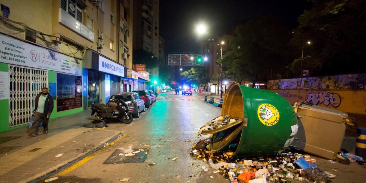 Contenedores volcados, fuego y carreras en una noche de disturbios en Málaga
