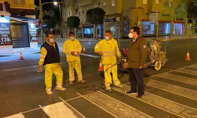 Mantenimiento Urbano realiza de noche el pintado de la calle Valdés para evitar cortes de tráfico