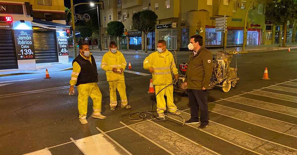 Mantenimiento Urbano realiza de noche el pintado de la calle Valdés para evitar cortes de tráfico