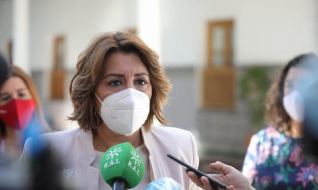 Susana Díaz lamenta que "día que pasa, persiana que se baja y negocio que cierra"