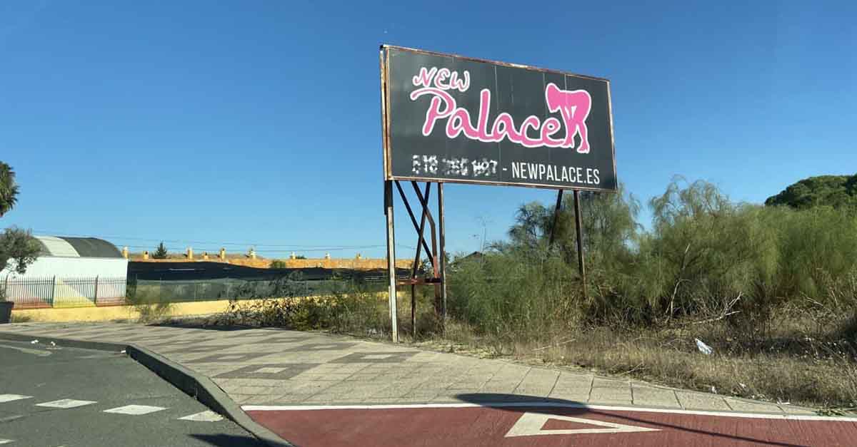 IU insta al gobierno a retirar las vallas de Sala Muelle por incumlir la ley