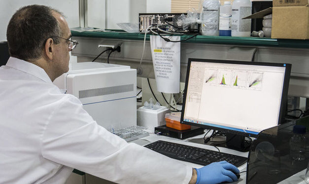 Científicos sevillanos identifican marcadores de infección por Covid con una analítica