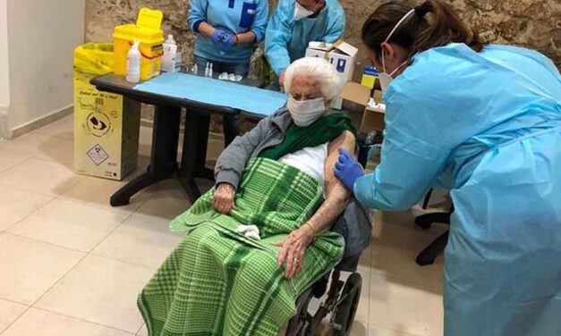 'Cuky', de 99 años, la primera vacunada en Cádiz capital