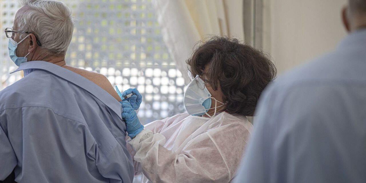 La OMS: vacunar primero a sanitarios, mayores de 60 años y personas en residencia