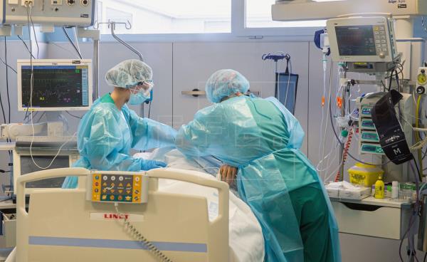 Sigue la bajada de casos de Covid en Andalucía pero aumentan las muertes