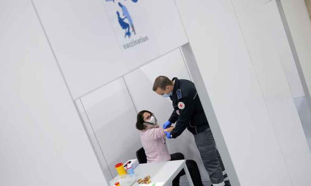 Andalucía prevé empezar a vacunar este domingo en residencias de las ocho provincias con casi 2.000 dosis