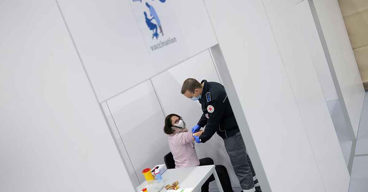 Andalucía prevé empezar a vacunar este domingo en residencias de las ocho provincias con casi 2.000 dosis