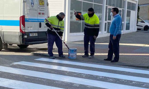Repintado de pasos de peatones del Camino de los Enamorados a la Bajamar