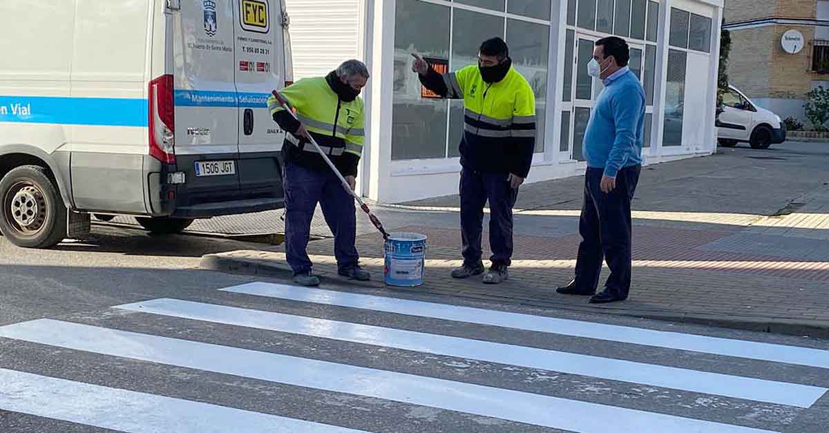 Repintado de pasos de peatones del Camino de los Enamorados a la Bajamar