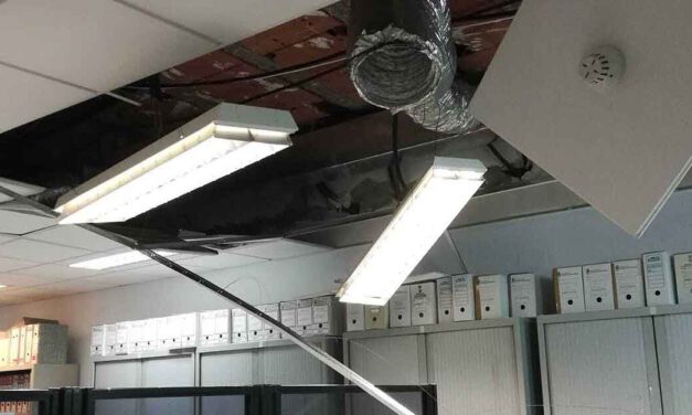 Se derrumba parte del techo del Negociado del Cementerio de El Puerto