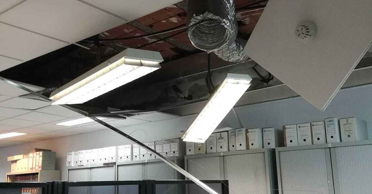 Se derrumba parte del techo del Negociado del Cementerio de El Puerto