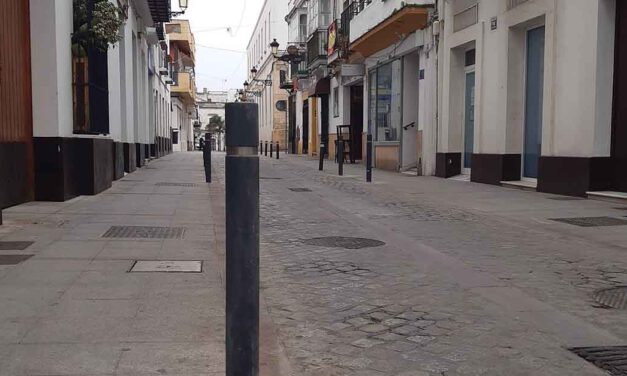 Mantenimiento Urbano repone los bolardos de calles del casco histórico de El Puerto