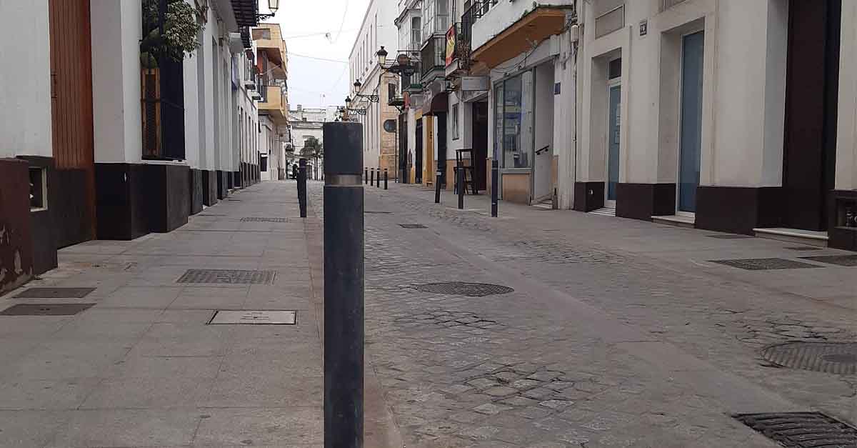 Mantenimiento Urbano repone los bolardos de calles del casco histórico de El Puerto