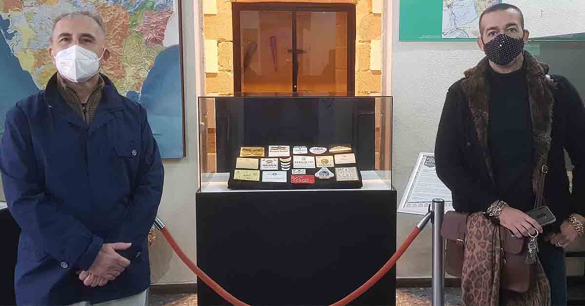 Nueva pieza del mes, una colección de etiquetas de vino de pasado siglo