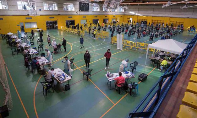 Andalucía hará vacunaciones masivas a mayores de 80 años en centros comerciales y estadios