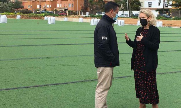 Comienza la instalación del césped artificial en el nuevo campo de fútbol de El Águila
