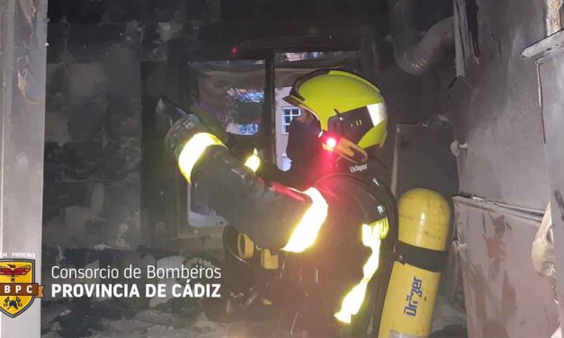 La rápida actuación vecinal y de los Bomberos evita males mayores en un aparatoso incendio en El Puerto