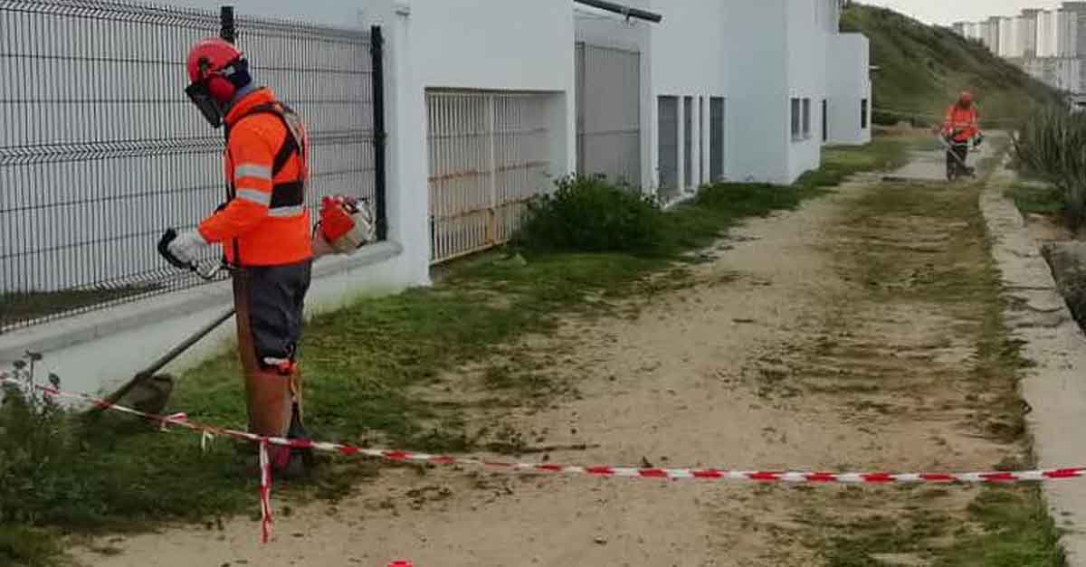 Trabajos de desbroce en los paseos y accesos a las playas de El Puerto de cara al verano