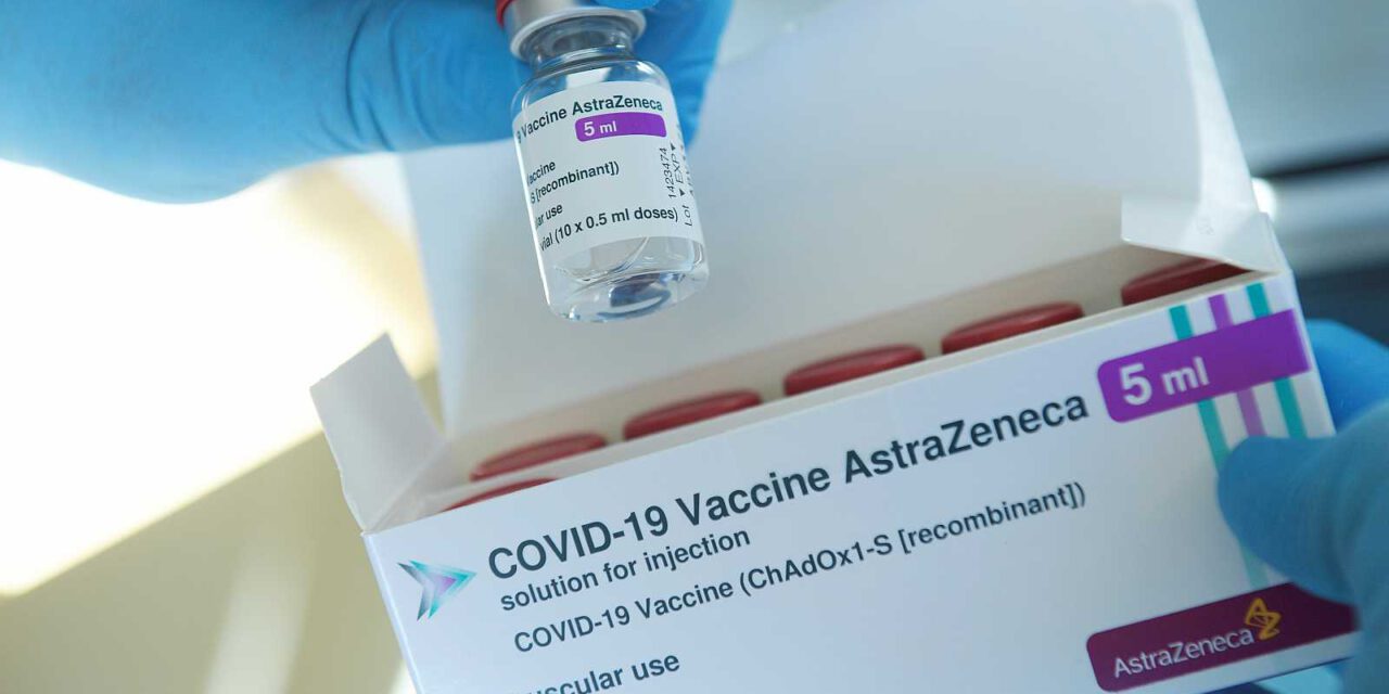 Comienzan a administrar la vacuna de AstraZeneca a la población general entre 65 y 55 años