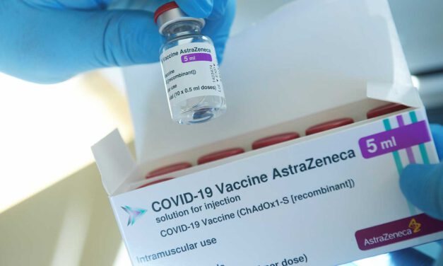 Comienzan a administrar la vacuna de AstraZeneca a la población general entre 65 y 55 años