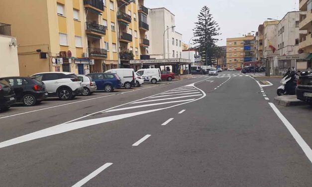 Mantenimiento urbano finaliza el repintado de la Avenida de la Constitución