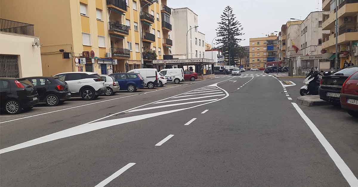 Mantenimiento urbano finaliza el repintado de la Avenida de la Constitución