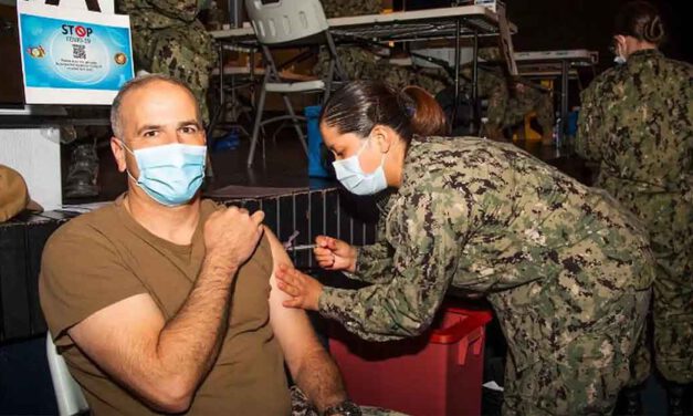 El Gobierno rechaza una oferta de EEUU para vacunar a civiles españoles de la base de Rota