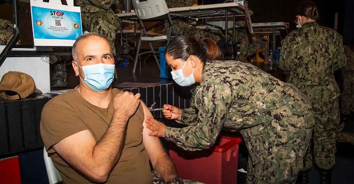 El Gobierno rechaza una oferta de EEUU para vacunar a civiles españoles de la base de Rota