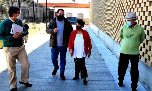 Javier Bello visita la Asociación de Vecinos de la calle Cruces