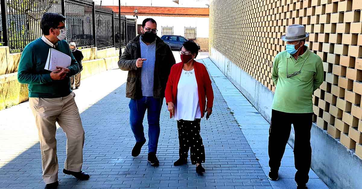 Javier Bello visita la Asociación de Vecinos de la calle Cruces