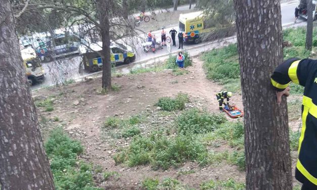 Bomberos rescatan en El Puerto a un motorista tras caer por un terraplén