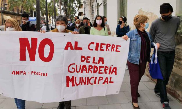Concentración contra el cierre de la guardería municipal de El Puerto el próximo curso