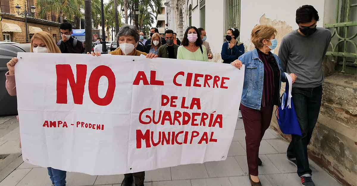 Concentración contra el cierre de la guardería municipal de El Puerto el próximo curso