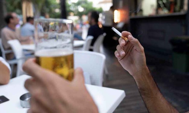 Sanidad propone prohibir fumar en terrazas aunque haya 2 metros de distancia