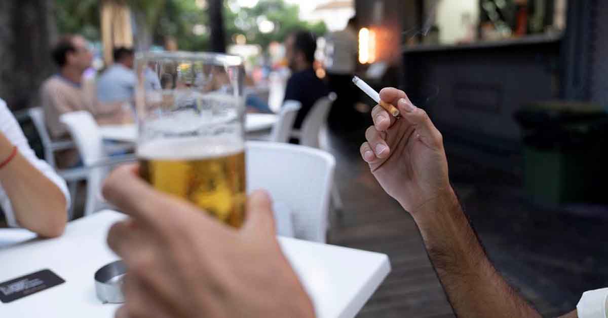 Sanidad propone prohibir fumar en terrazas aunque haya 2 metros de distancia
