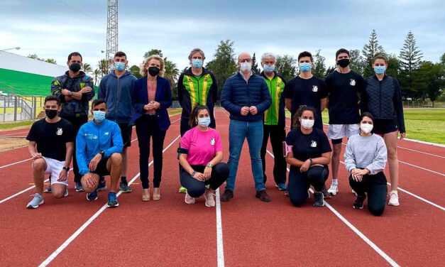 La nueva pista de atletismo de la Ciudad Deportiva de El Puerto ya está operativa