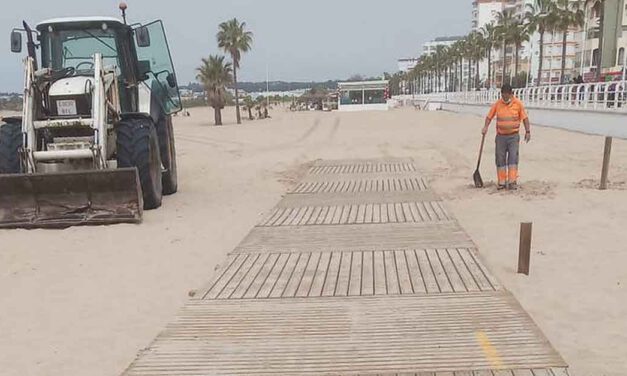 El Puerto comienza a instalar las infraestructuras de cara a la nueva temporada de playas