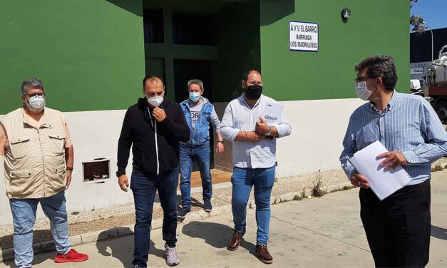 Javier Bello visita la barriada de Los Madrileños