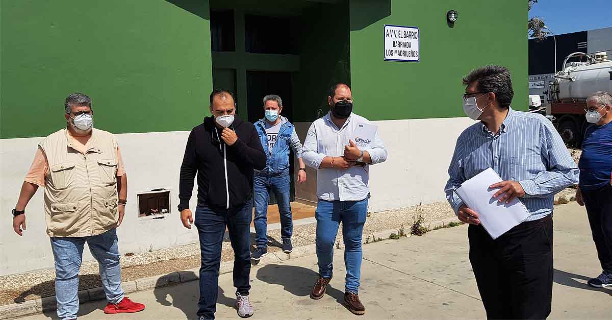 Javier Bello visita la barriada de Los Madrileños