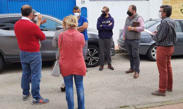 Bello se traslada a El Camaleón para reunirse con un grupo de vecinos que estudian convertirse en asociación