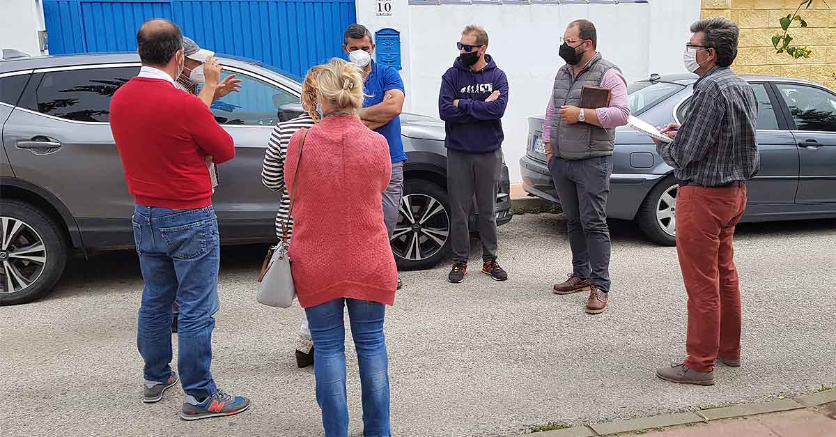 Bello se traslada a El Camaleón para reunirse con un grupo de vecinos que estudian convertirse en asociación