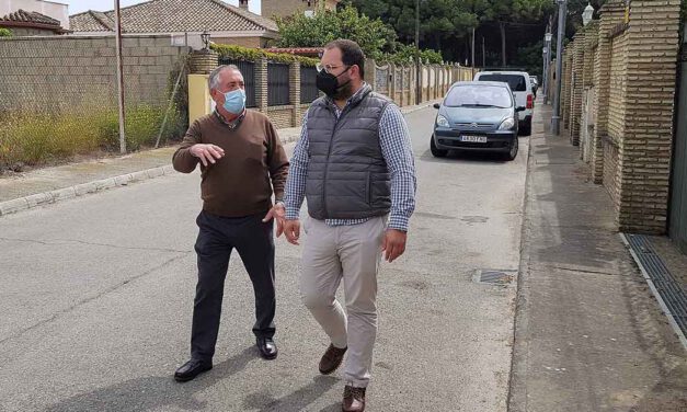 Javier Bello visita la Comunidad de Propietarios La Oropéndola