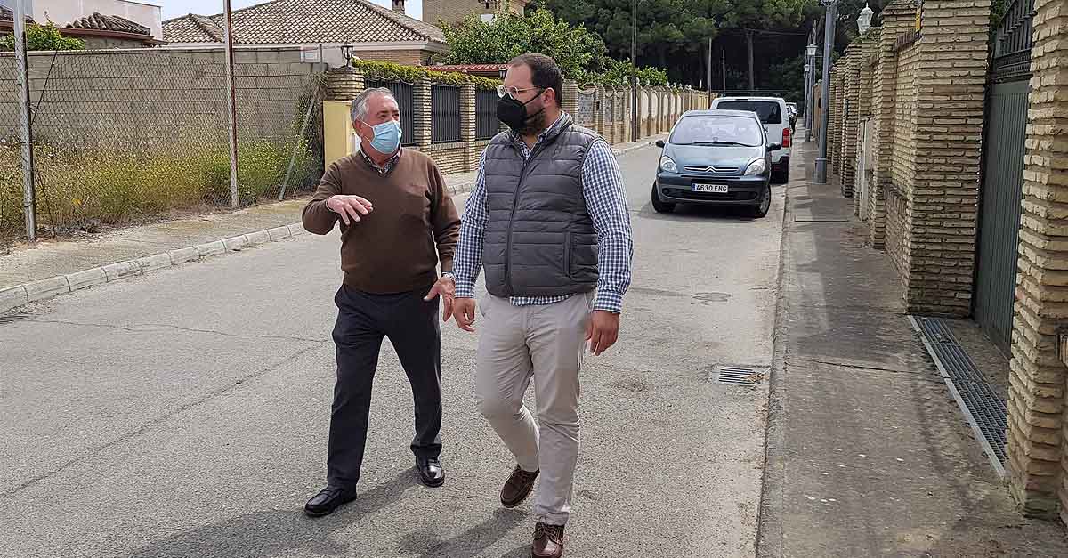 Javier Bello visita la Comunidad de Propietarios La Oropéndola