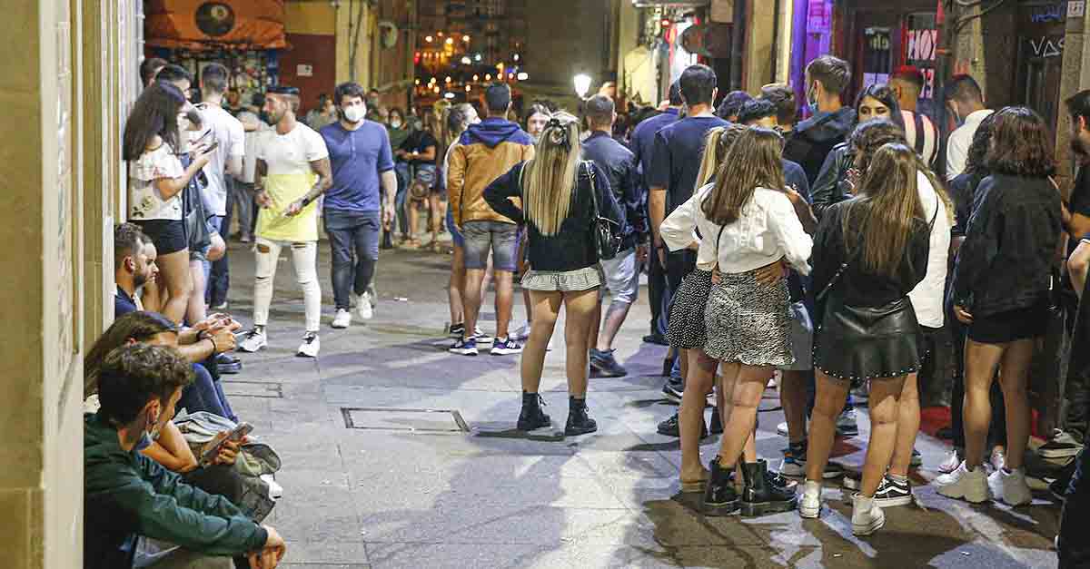 Andalucía baraja volver al toque de queda ante las aglomeraciones por fiestas y botellones