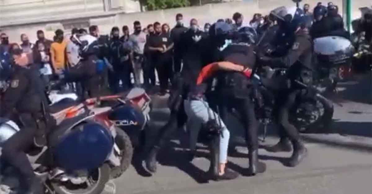 La Policía Nacional detiene a un motorista en El Puerto por conducir de manera temeraria