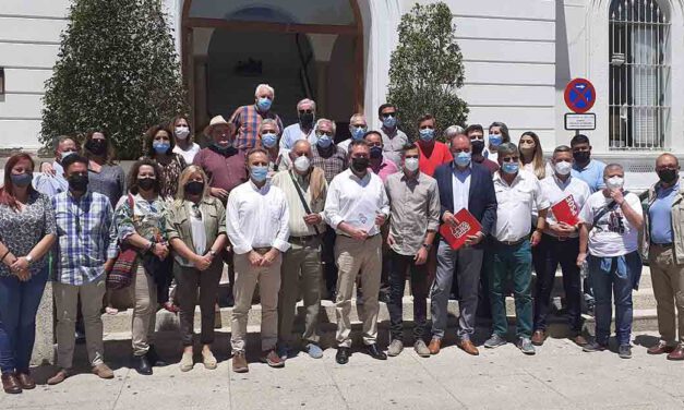 El precandidato del PSOE-A a las primarias, Juan Espadas, visita El Puerto