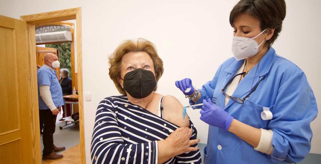 El 29% de los andaluces mayores de 16 años ya tiene al menos una dosis de la vacuna